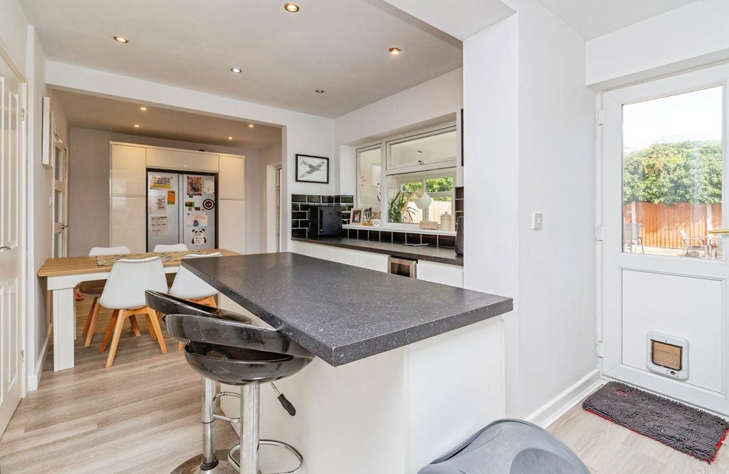 Property photo 3 of 21 Shrewsburyfields19