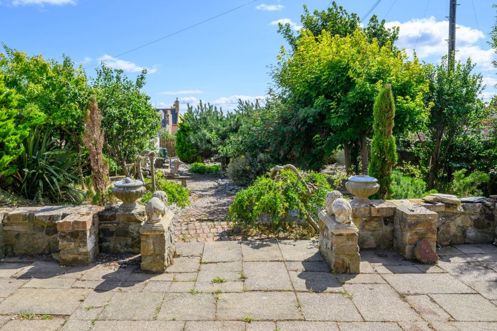 Property photo 3 of 24 Garden