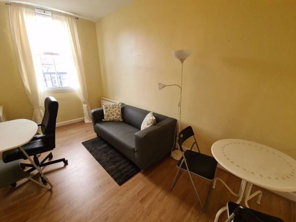 Property photo 2 of 5 A Bright And Tidy Double Bedroom Featuring A Comfo...