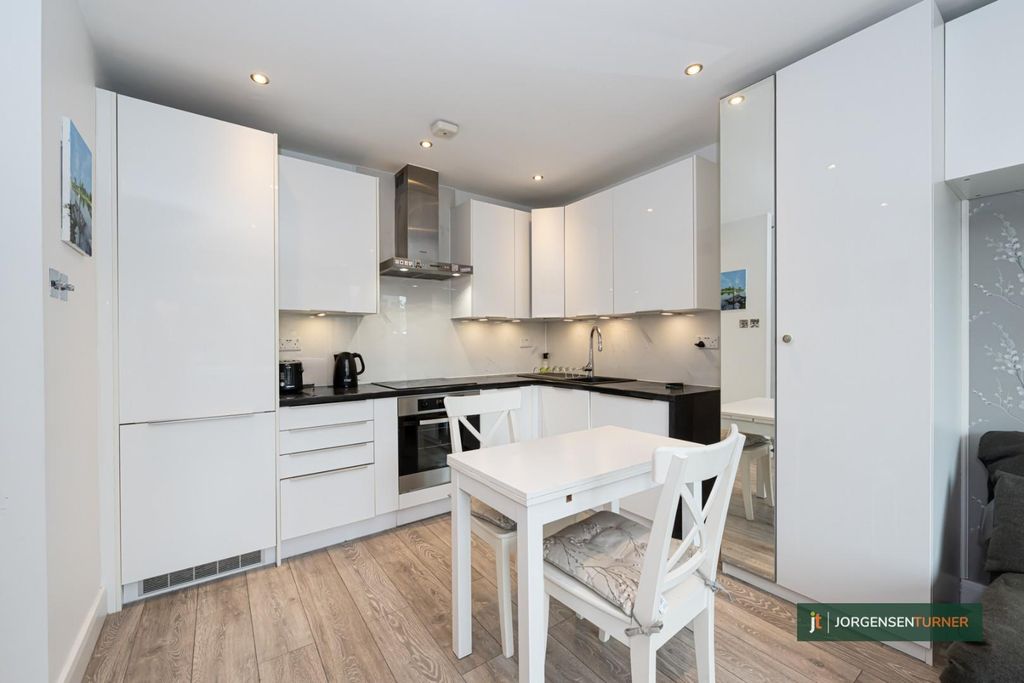Property photo 3 of 11 Courtleigh 14-005 Lr - Jt.Jpg