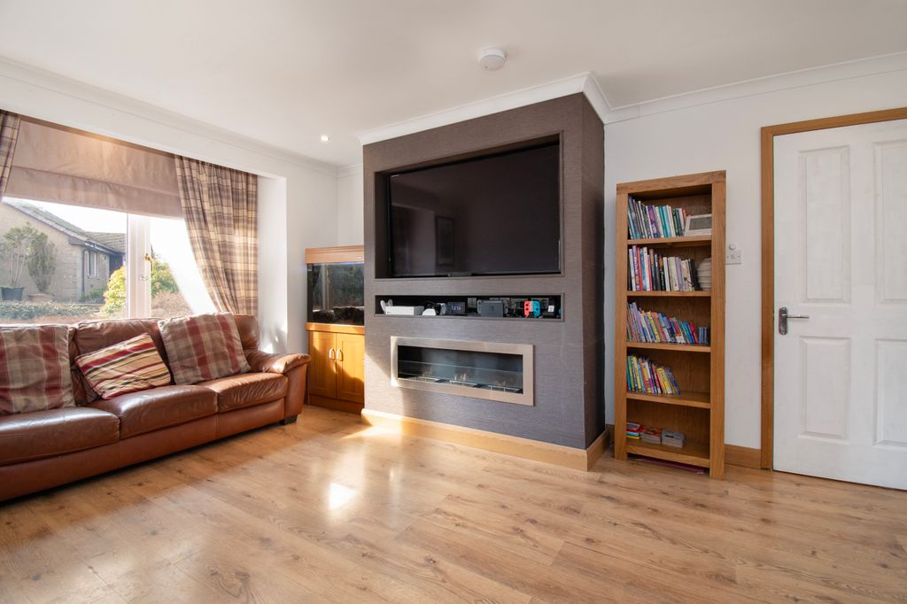 Property photo 3 of 39