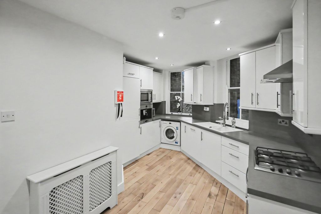 Property photo 3 of 14 87 Clarence Gate Gardens, Glentworth Street, Marylebone, London Nw1 6Qp