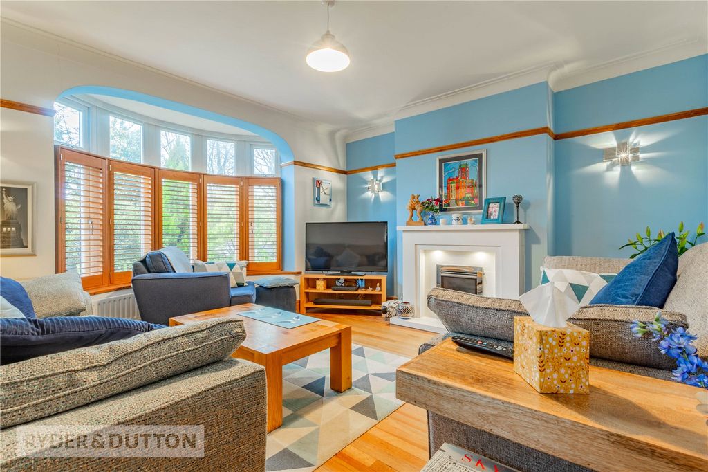 Property photo 3 of 34 Lounge