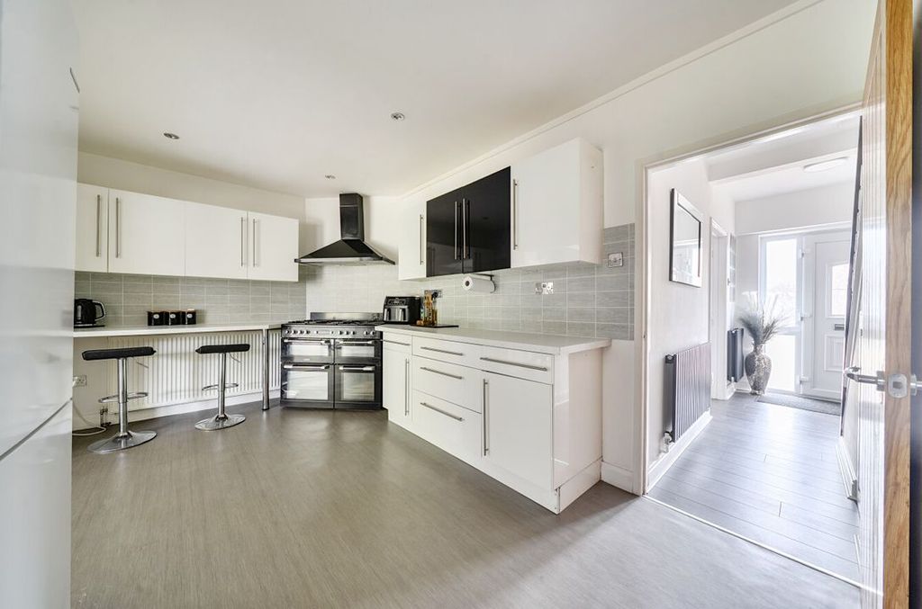 Property photo 3 of 11 14701041