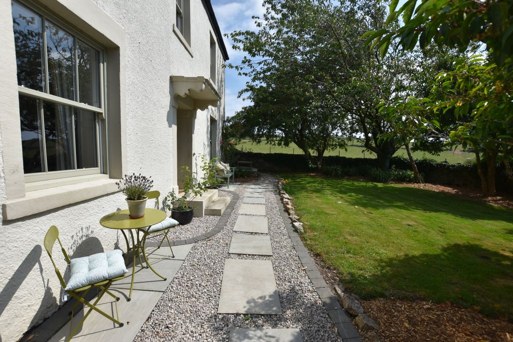 Property photo 2 of 39