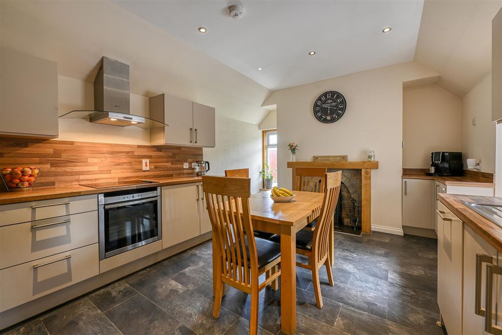 Property photo 3 of 24 4-Kitchen-Diner-Stylish.Jpg