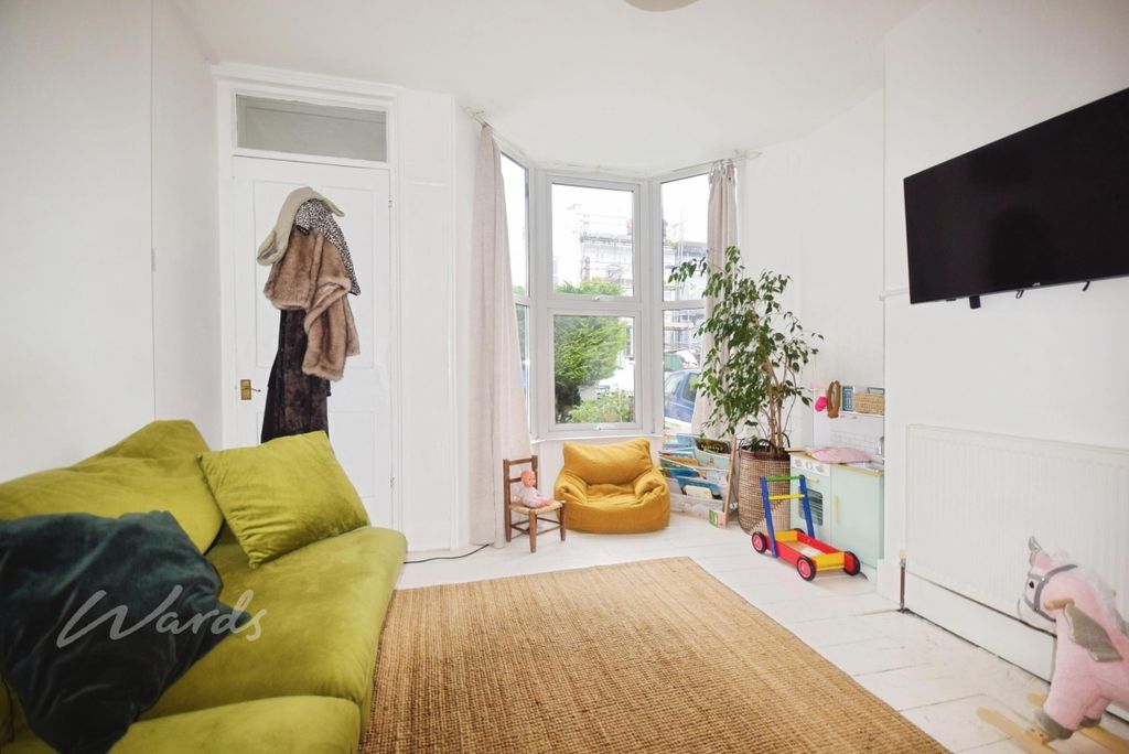 Property photo 2 of 16 Vale 61 Lounge Ne...