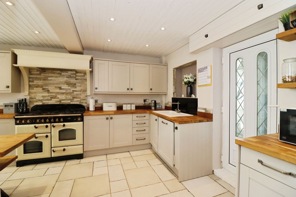 Property photo 3 of 32