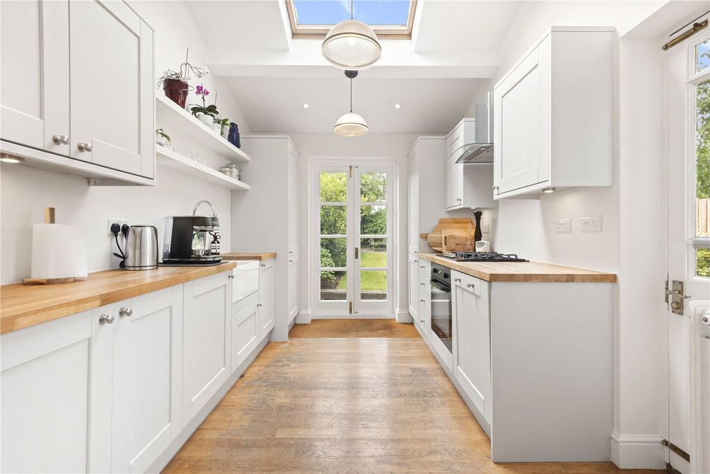 Property photo 3 of 11 Kitchen