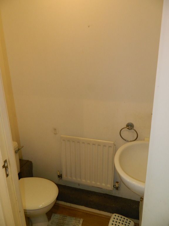 Property photo 3 of 10 Cloakroom