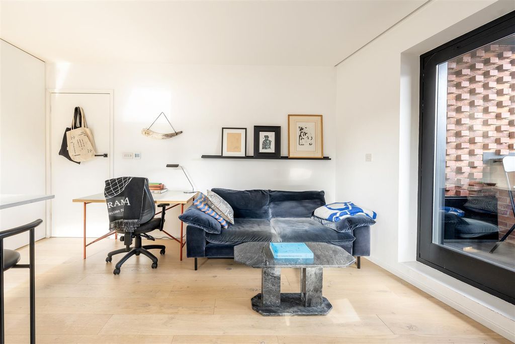 Property photo 3 of 18 Cecilia Road, E8