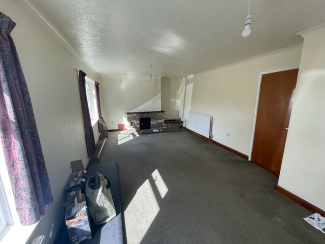 Property photo 3 of 11 Living Room