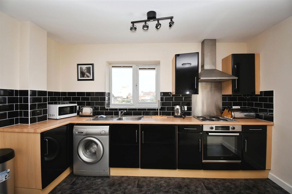 Property photo 3 of 10 Living Kitchen / Diner