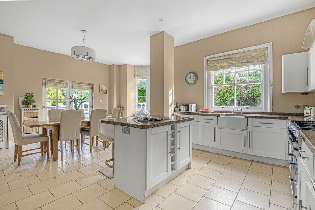 Property photo 2 of 26