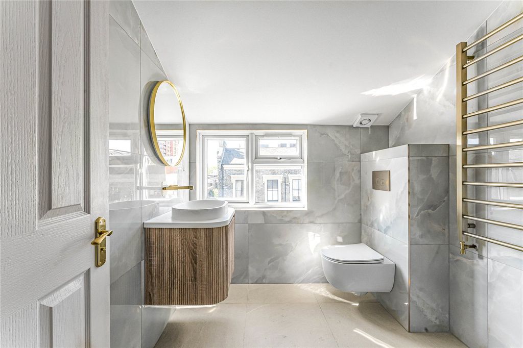 Property photo 3 of 14 Bathroom