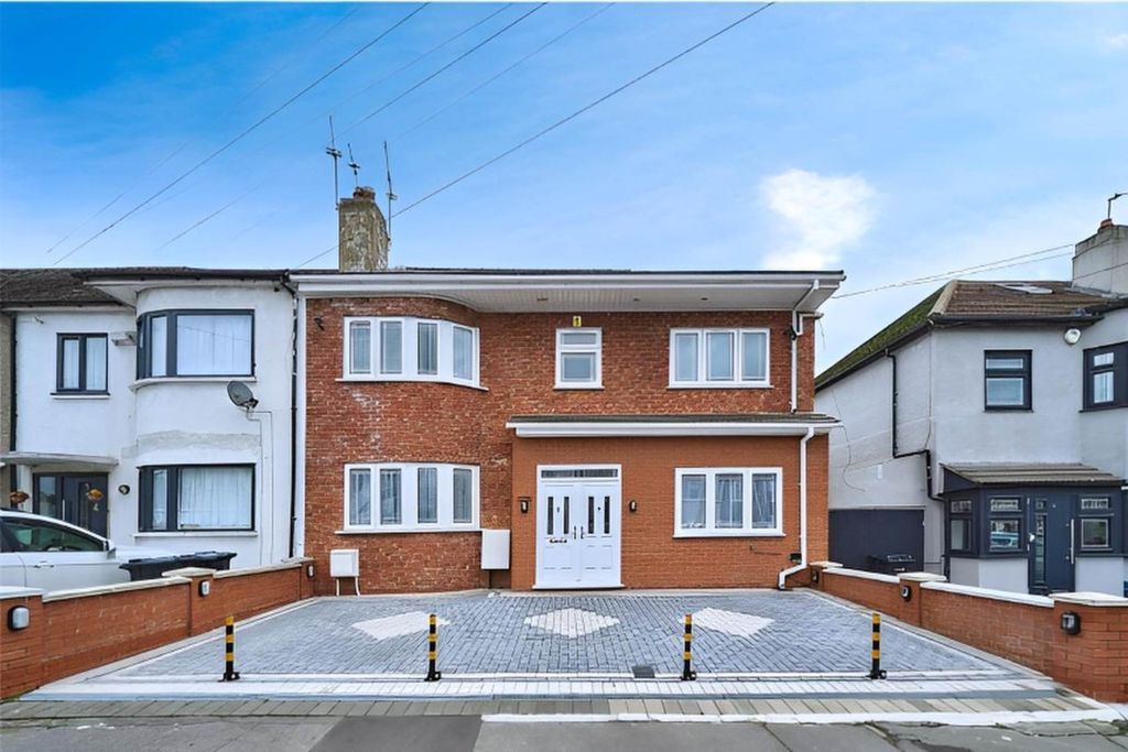 5 bed terraced house for saleLeyswood Drive, Ilford IG2