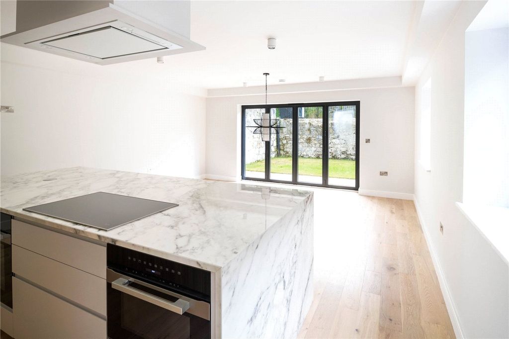 Property photo 2 of 14 Picture No. 12