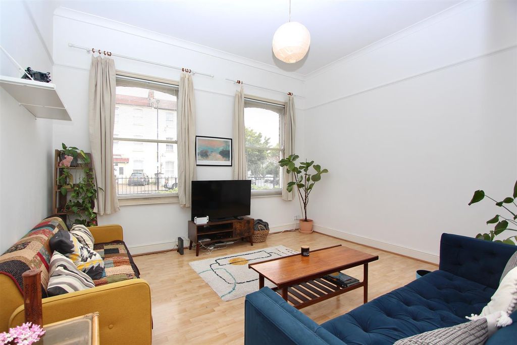 Property photo 1 of 19 Amhurst Road, N16