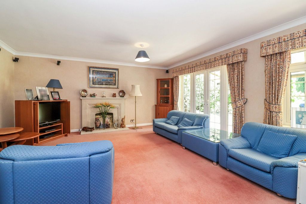 Property photo 3 of 19 Sitting Room