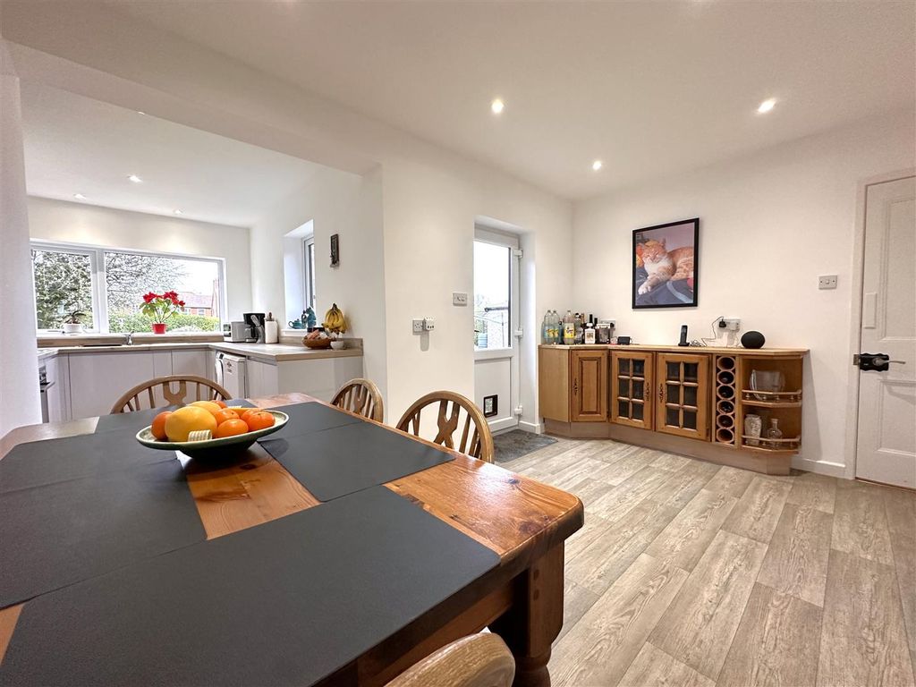 Property photo 2 of 19 Open-Plan Dining Kitchen 136