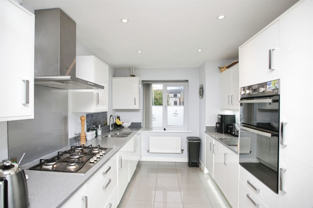 Property photo 2 of 21