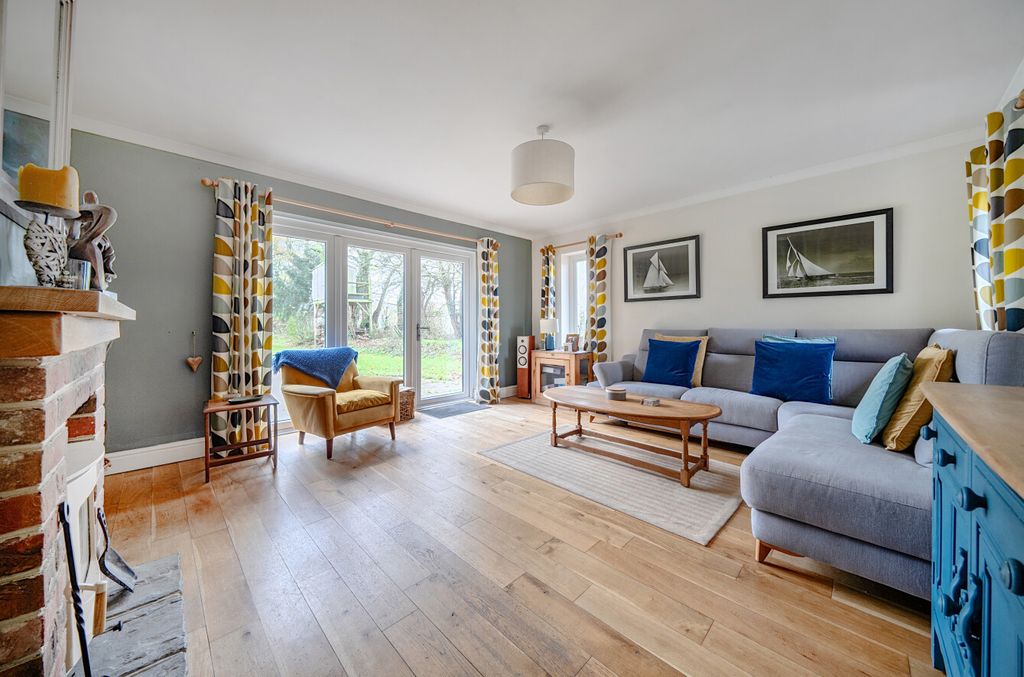 Property photo 3 of 16 1385596-19-692886...