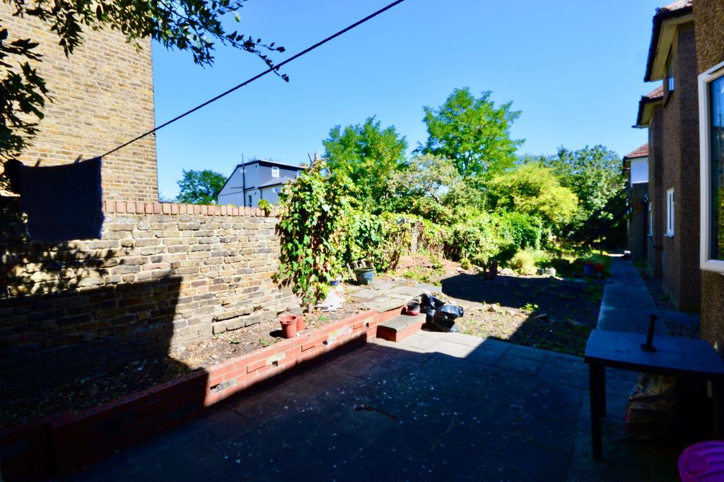 Property photo 3 of 9 Communal Garden