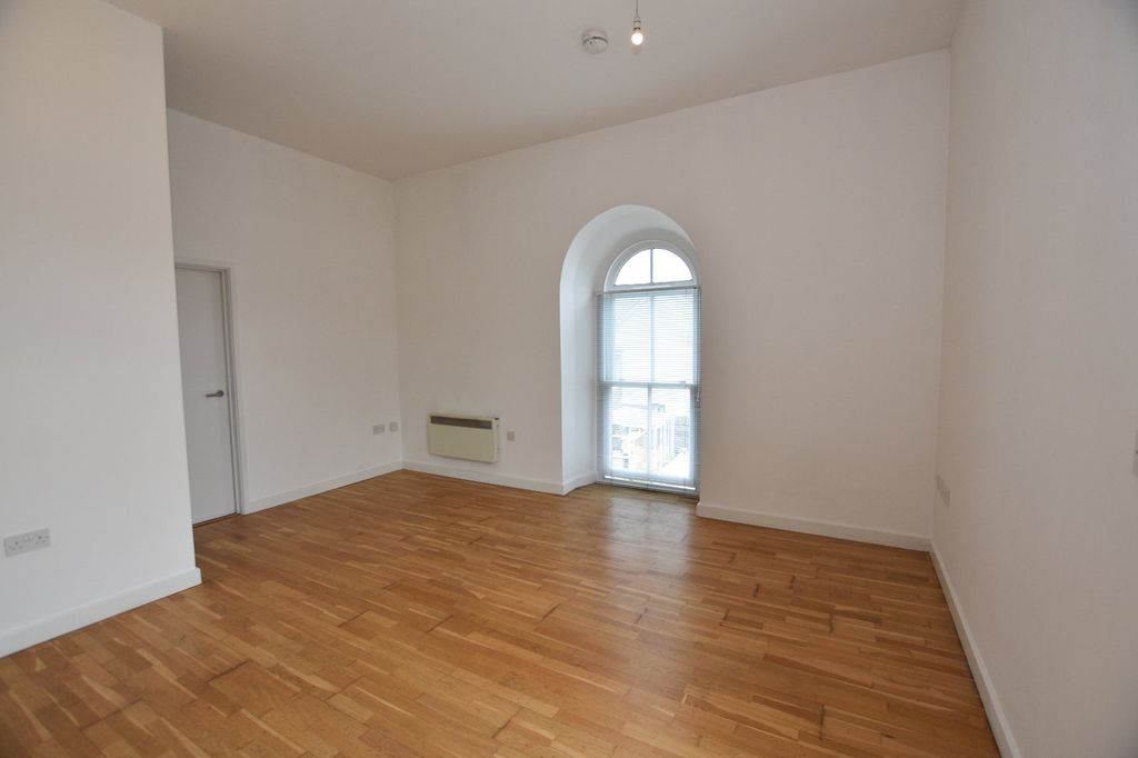 Property photo 2 of 8 Living Space