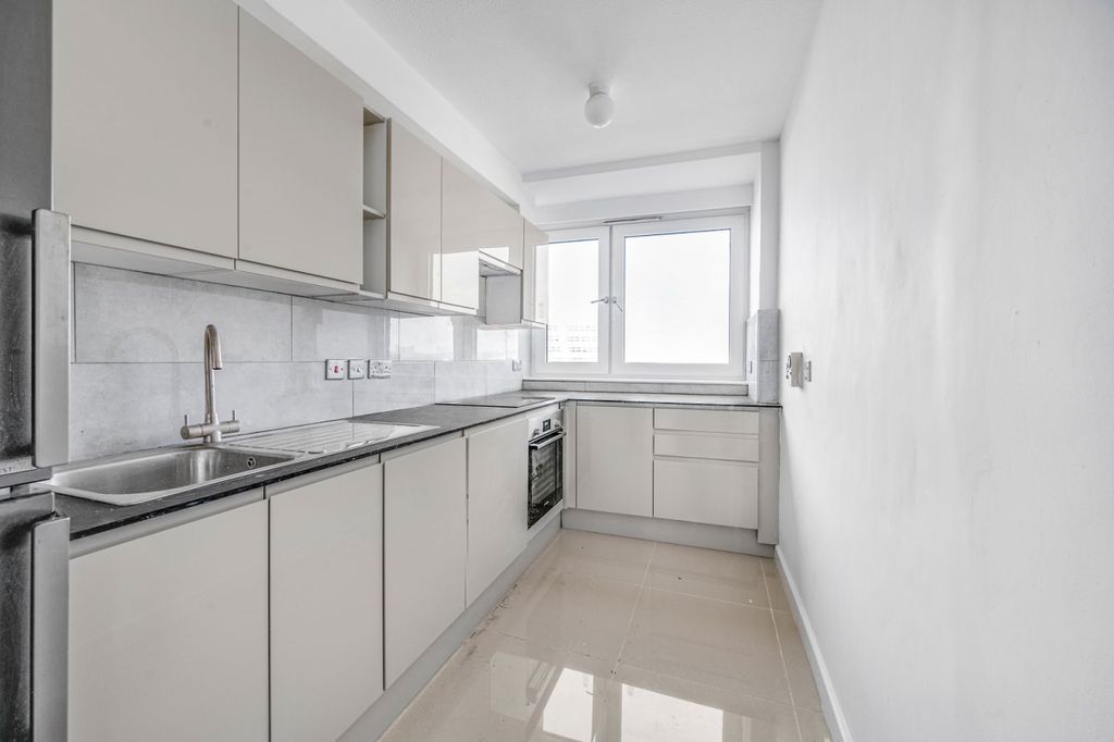 Property photo 3 of 8 Kitchen