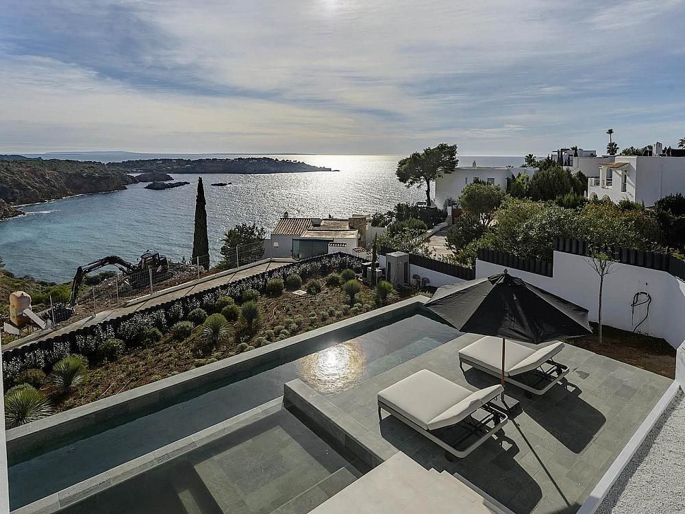 Property photo 1 of 45