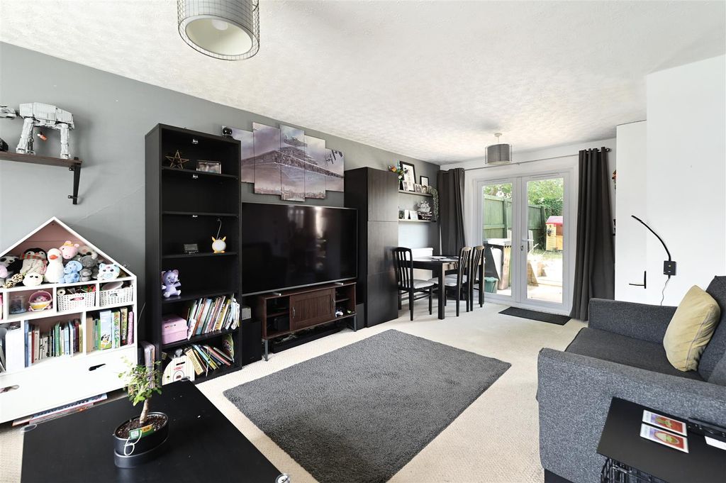 Property photo 2 of 11 Mozart Close