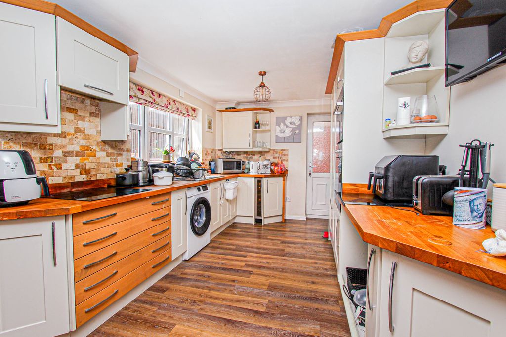 Property photo 2 of 11 Kitchen/Dining Room