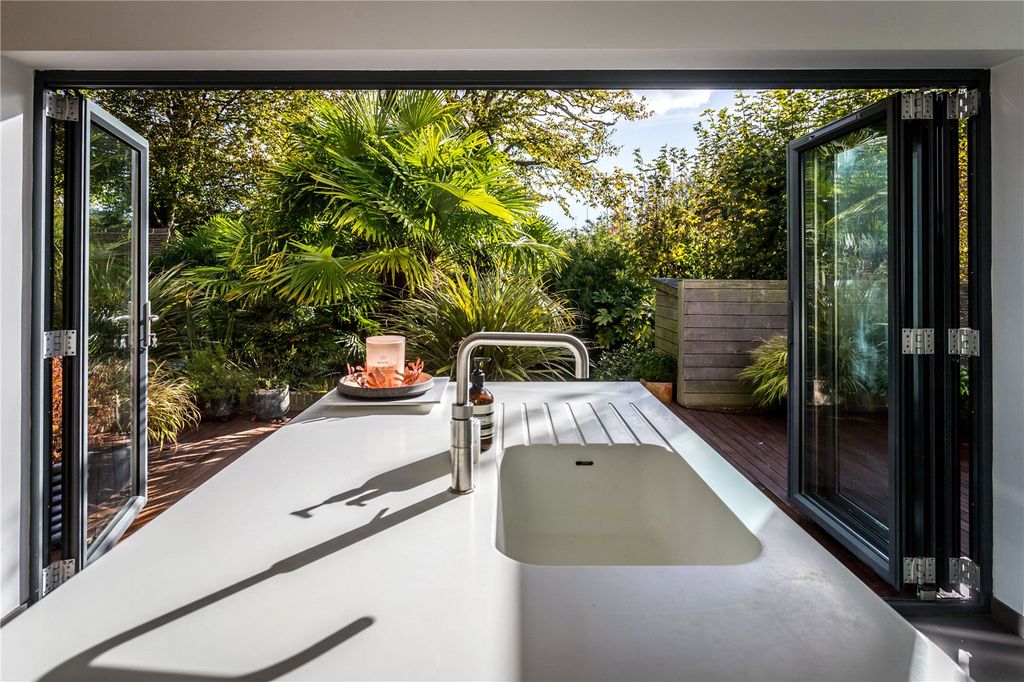 Property photo 3 of 43 House. Partnership