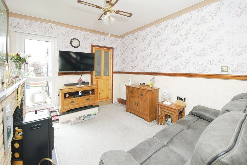 Property photo 3 of 15 Lounge