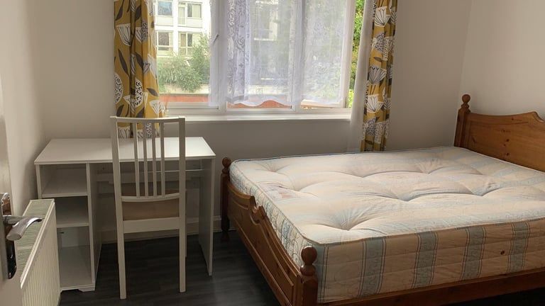 Property photo 1 of 10 Spacious 5-Bedroom House In Prime Rotherhithe Location