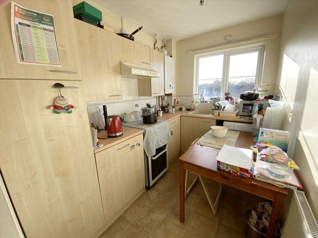 Property photo 3 of 6 Kitchen: