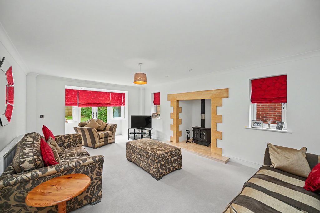 Property photo 2 of 28