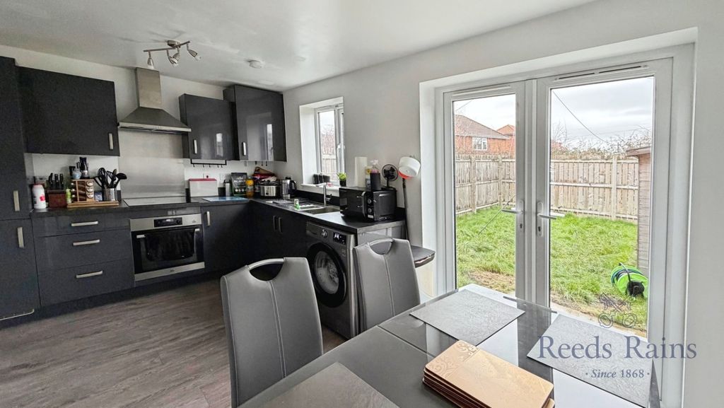 Property photo 3 of 12 Kitchen