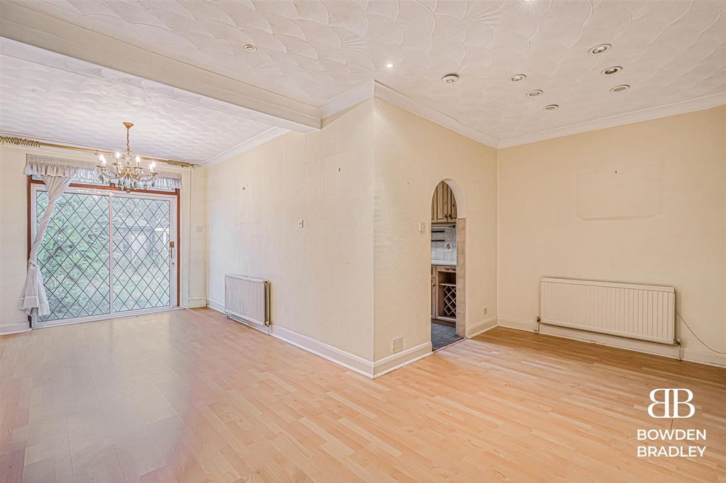 Property photo 2 of 19 Lounge