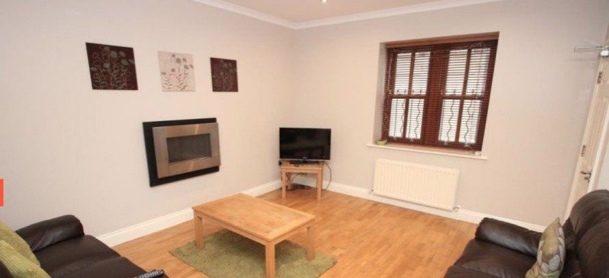 Property photo 1 of 7 Bright, Well-Presented Living Room With Wooden Flo...