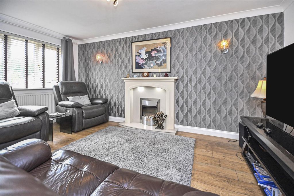 Property photo 3 of 27 6 Hallworthy Close Lounge (2).Jpg