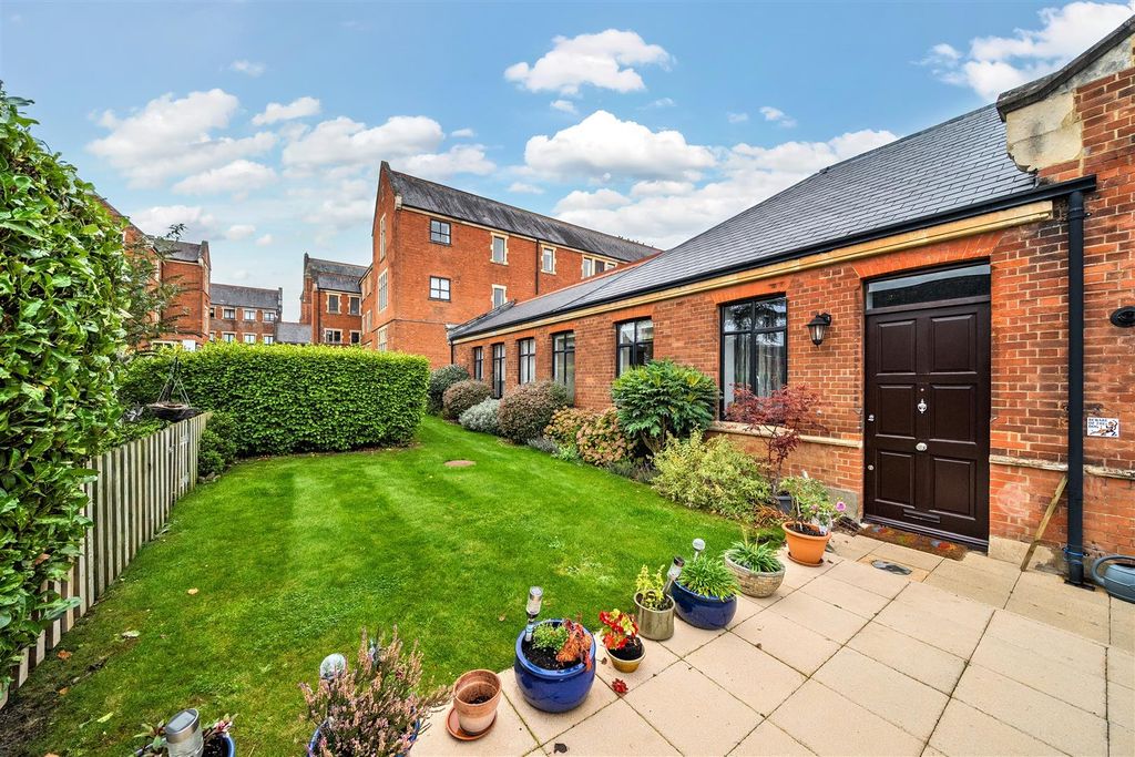 Property photo 3 of 23 Private Garden: