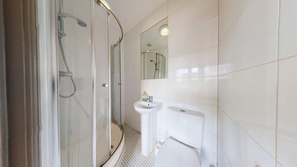 Property photo 3 of 11 Bathroom