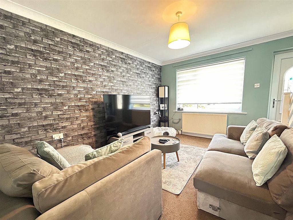 Property photo 3 of 13 Lounge