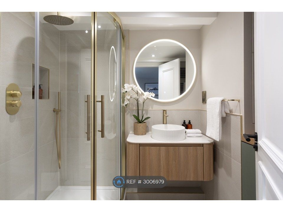 Property photo 2 of 17 Bathroom