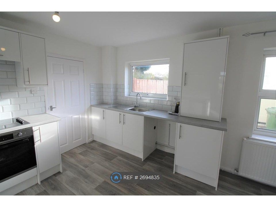 Property photo 3 of 17 Kitchen