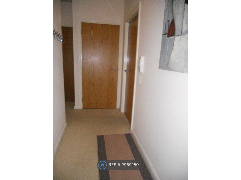 Property photo 3 of 10 Flat Entrance Hall