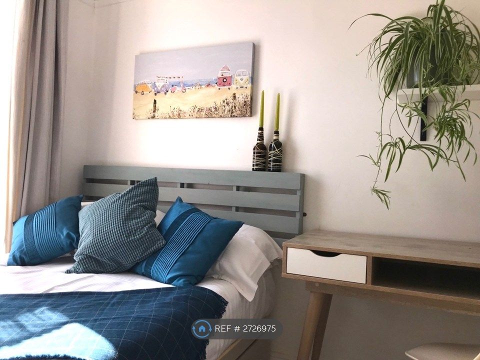 Property photo 3 of 8 Room 3