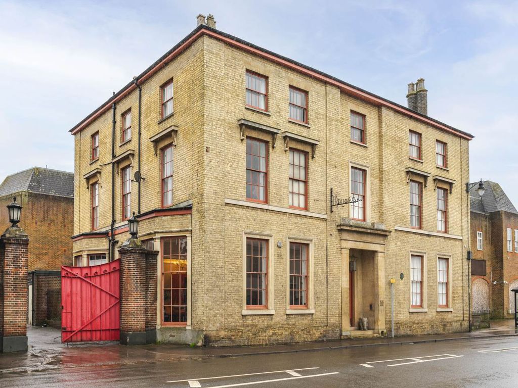 Property photo 1 of 16 Upton Front