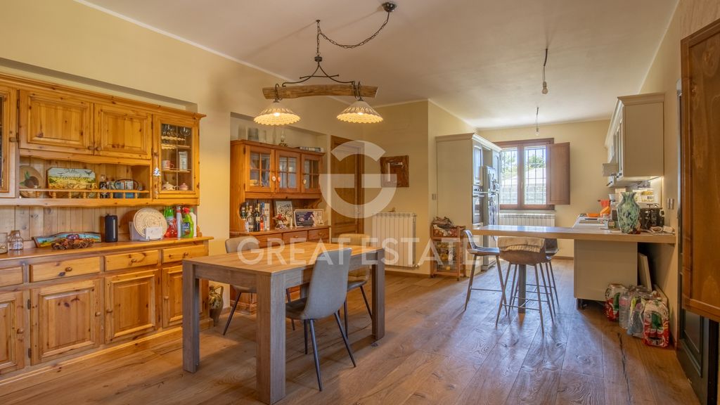 Property photo 2 of 21 Interiors